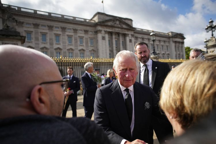 Raja Charles III menyapa pelayat di luar Istana Buckingham di London, Jumat, 9 September 2022.