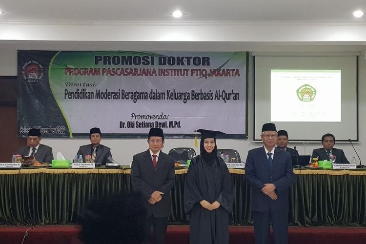 Artis peran Oki Setiana Dewi usai menjalani sidang promosinya untuk gelar doktor di Institut Perguruan Tinggi Ilmu Al-Quran Jakarta, Lebak Bulus, Jakarta Selatan pada Selasa (1/11/2022).