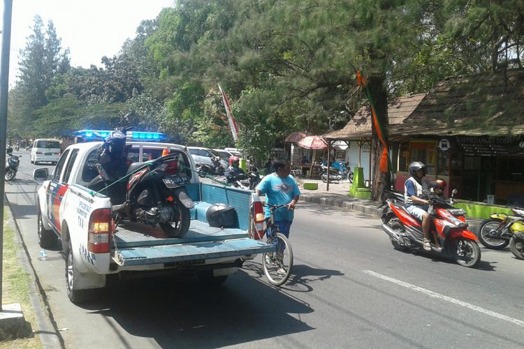 Sepeda motor korban diangkut mobil polisi setelah ditabrak mobil Mercedez Benz di Jalan KS Tubun tepat di timur Mapolresta Surakarta, Kelurahan Manahan, Kecamatan Banjarsari, Solo, Jawa Tengah, Rabu (22/8/2018).