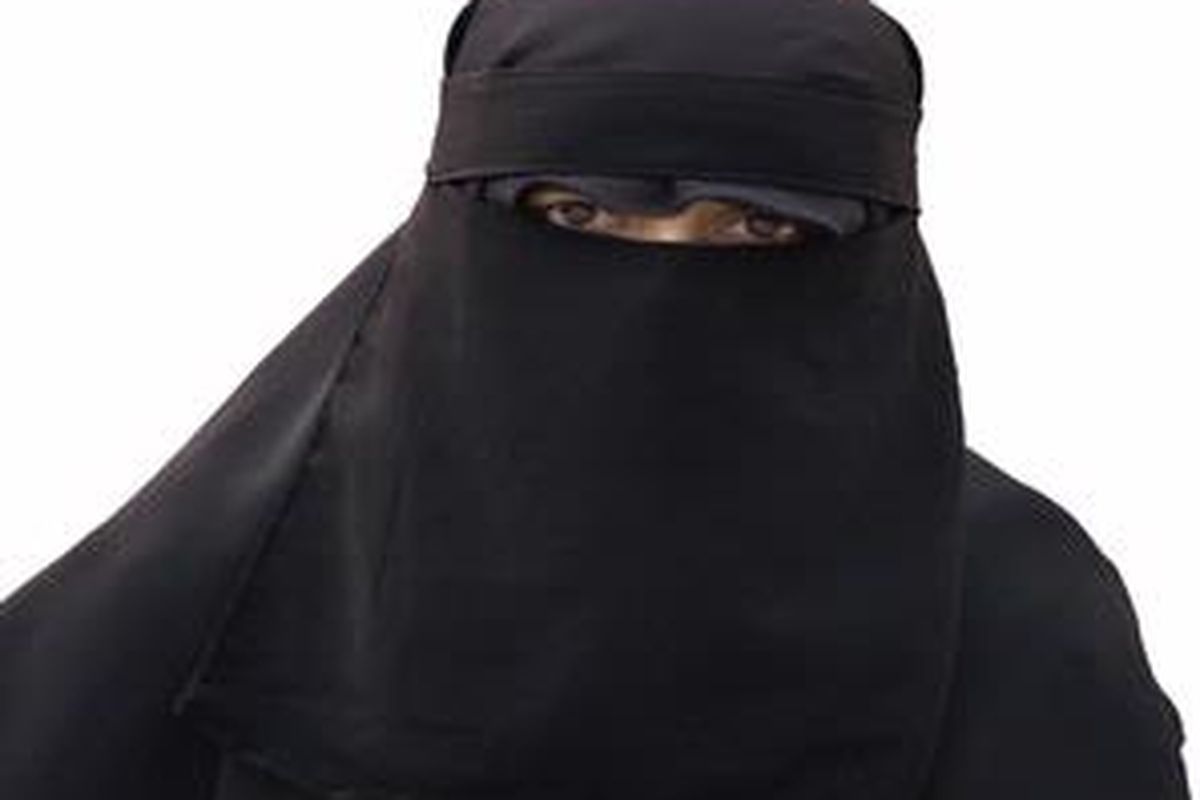 Seorang wanita memakai cadar atau burka.