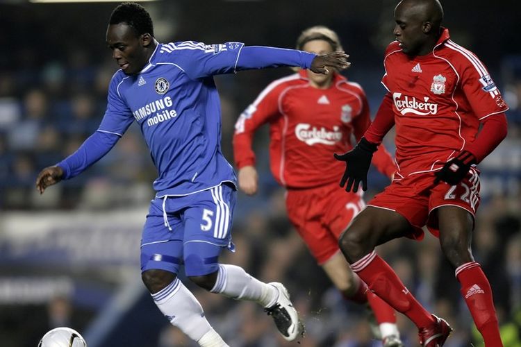 Pemain Liverpool, Mohamed Sissoko (kanan) berusaha mengejar pemain Chelsea, Michael Essien (kiri) pada pertandingan perempat final Piala Liga Inggris di Stamford Bridge pada 19 Desember 2007. 
Saat ini, kedua pemain tersebut bermain di Liga 1. Essien memperkuat Persib Bandung, sementara Sissoko bergabung dengan Mitra Kukar.  