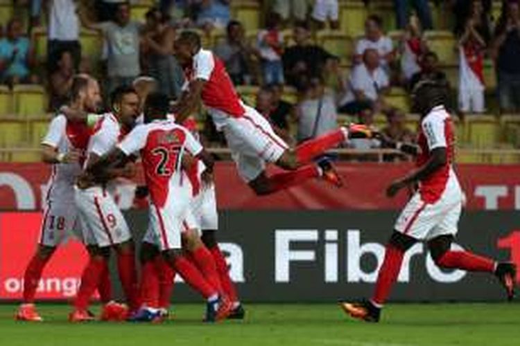 Para pemain AS Monaco merayakan gol ke gawang Fenerbahce pada partai babak kualifikasi III di Stadion Louis II, Rabu (3/8/2016).