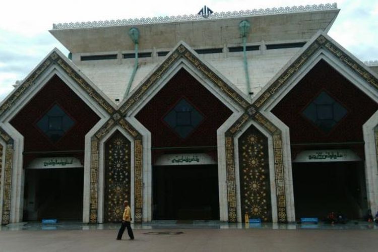 Masjid Agung At-Tin di lingkungan Taman Mini Indonesia Indah (TMII), Cipayung, Jakarta Timur. Kamis (1/12/2016)