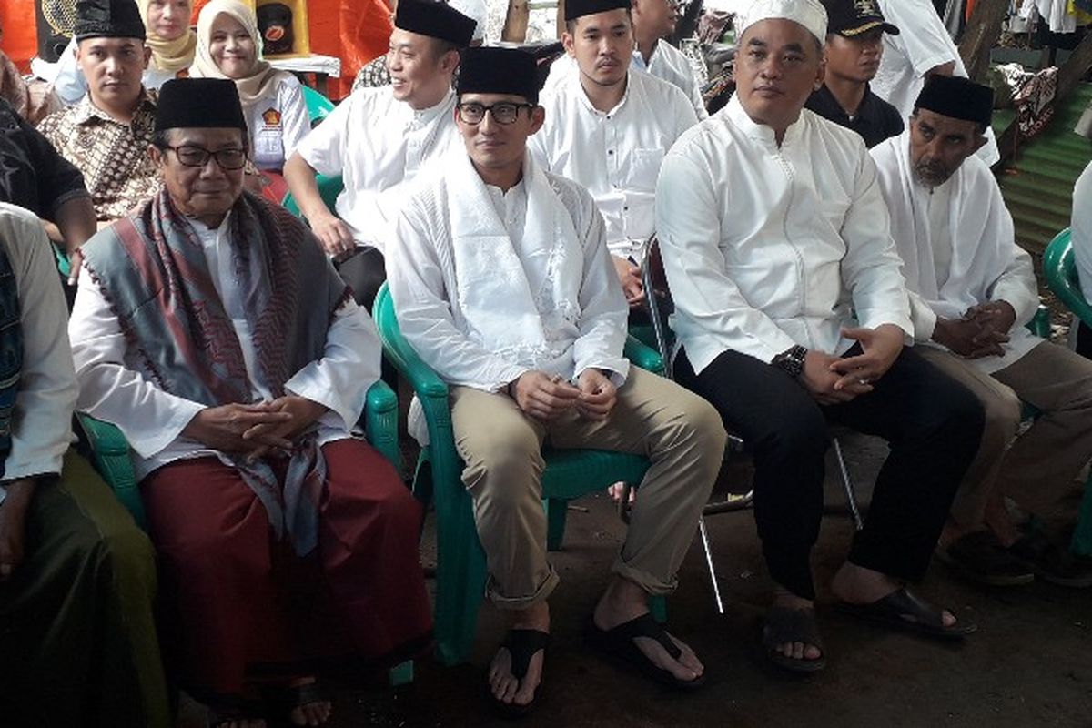 Wakil Gubernur DKI Jakarta Sandiaga Uno memberikan seekor sapi ke kelurahan Galur, Johar Baru, Jakarta Pusat pada Jumat (16/2/2018).