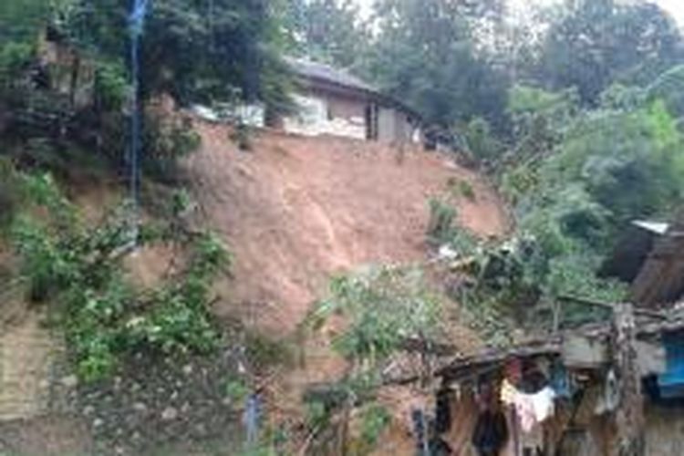 Dua rumah warga di Kelurahan Kampung Salo, Kendari tertimpa tanah longsor. Peristiwa itu terjadi akibat curah hujan deras yang terjadi sepanjang sepekan di Kendari