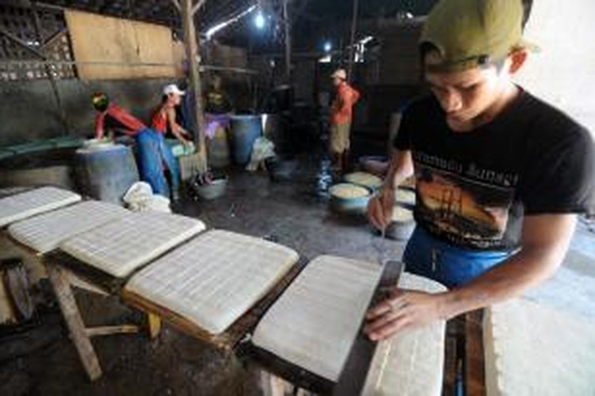 Perusahaan tahu di Pamekasan, bisa bertahan dengan mencapur kedelai lokal dengan kedelai impor. Selain itu ukurannya juga semakin diperkecil.