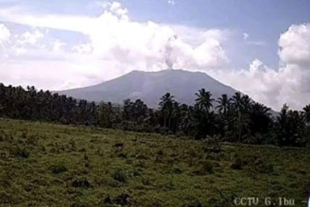 Gunung Ibu di Halmahera, Maluku Utara Meletus