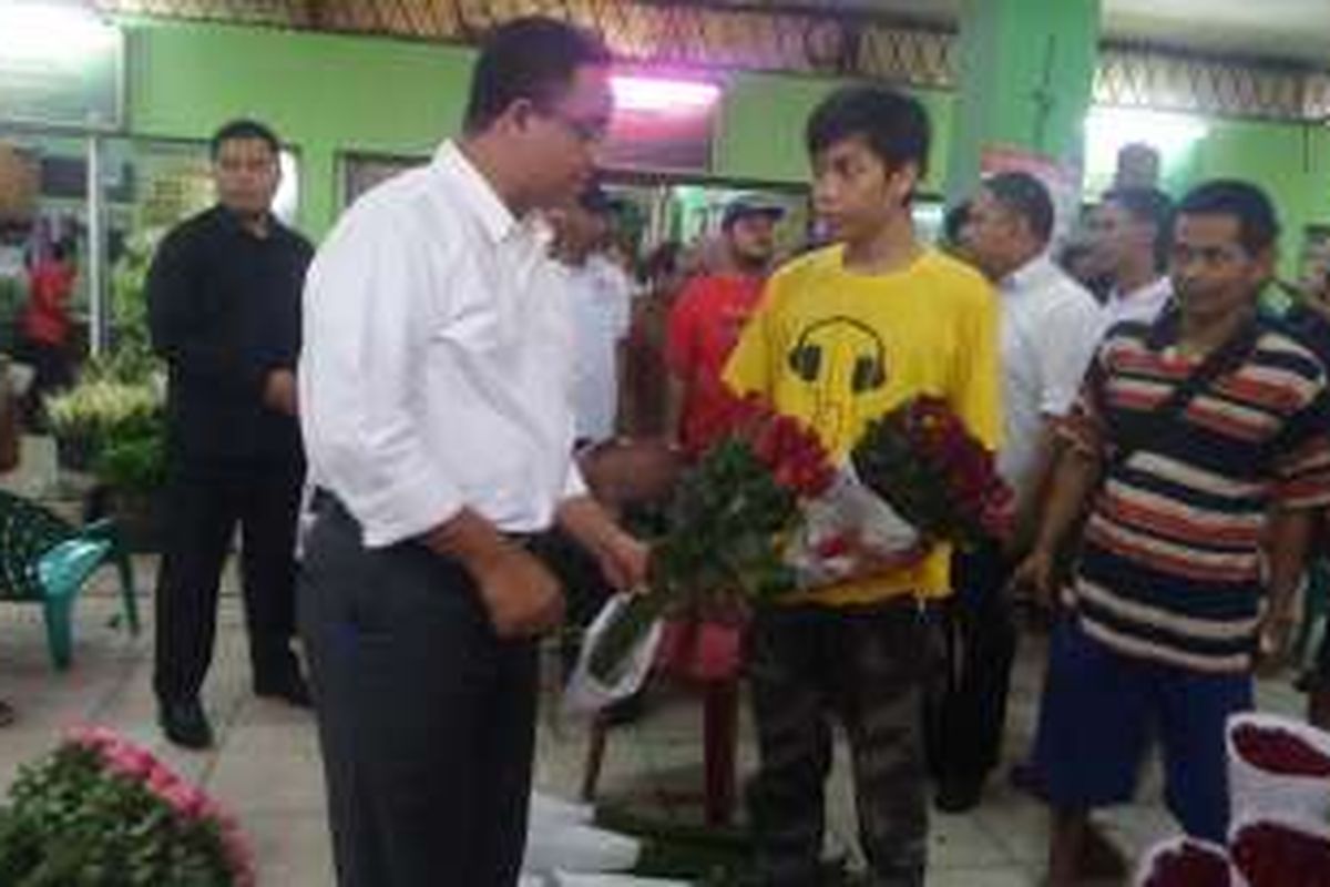 Anies Baswedan di pasar bunga di Pasar Rawa Belong, Jakarta Barat, Rabu (2/11/2016)