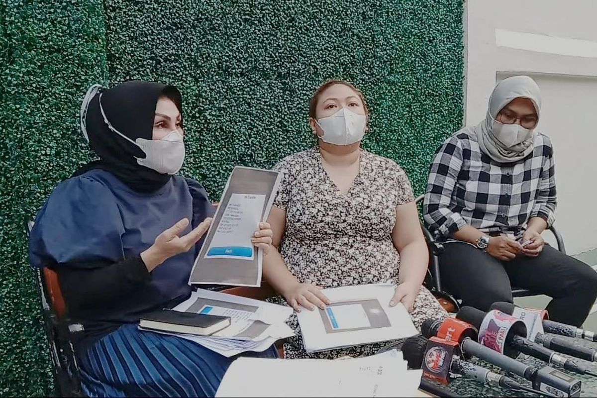 Terlapor Olivia Nathania (tengah) bersama kuasa hukumnya, Susanti Agustina, dalam jumpa pers di kawasan Cilandak, Jakarta Selatan, Kamis, (30/9/2021).