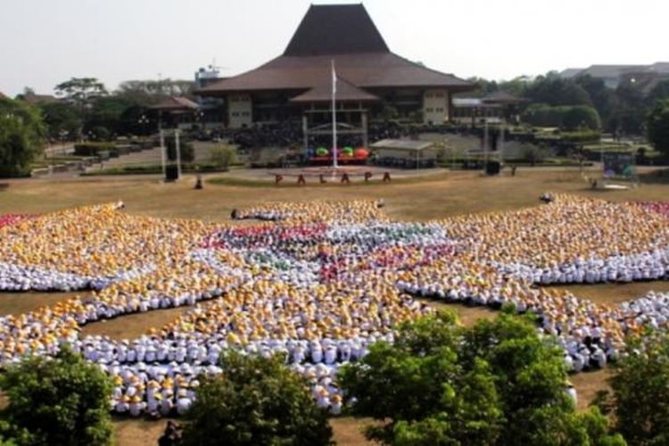 Formasi Garuda pancasila di lapangan Graha Sabha Pramana, UGM.