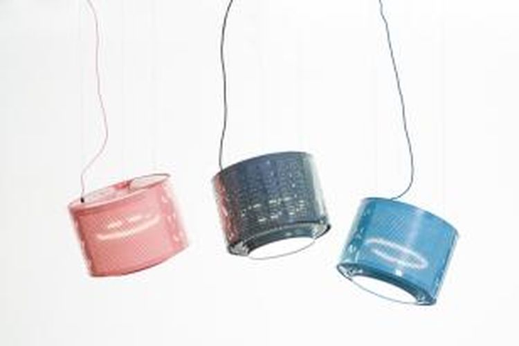 Willem Heeffer, desainer Belanda yang berbasis di Helsinki, Finlandia menawarkan lampu unik untuk menerangi rumah Anda. Bahan bakunya dari drum yang ada di bagian dalam mesin cuci sebagai badan lampu.