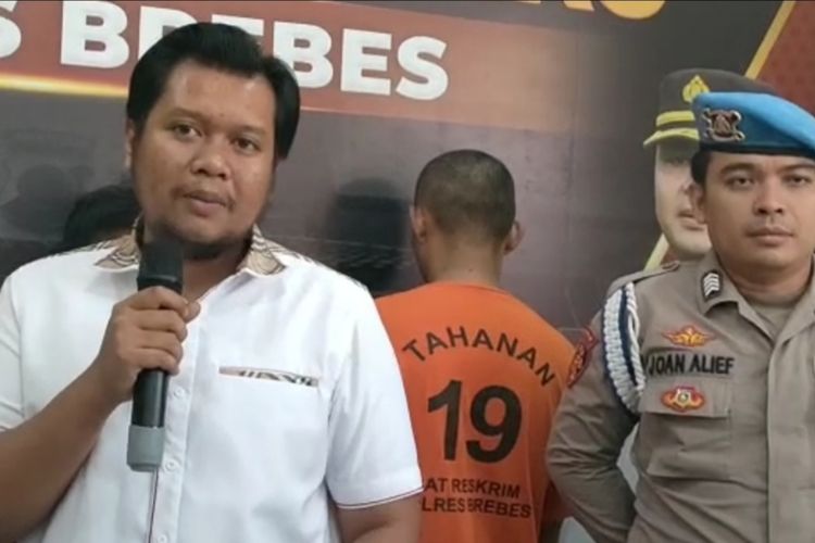 Kasat Reskrim Polres Brebes I Dewa Gede Ditya Krishnanda saat konferensi pers ungkap kasus penggelapan mobil oleh seorang bos rental dan travel, di Mapolres Brebes, Selasa (7/3/2023). 