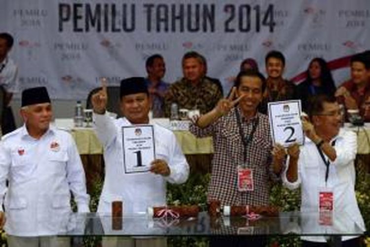 Capres dan cawapres Prabowo Subianto - Hatta Rajasa serta capres dan cawapres Joko Widodo - Jusuf Kalla, memperlihatkan nomor urut saat mengikuti Rapat Pleno Terbuka Pengundian dan Penetapan Nomor Urut serta Capres dan Cawapres Pemilu 2014 di Kantor KPU, Jakarta, 1 Juni 2014.