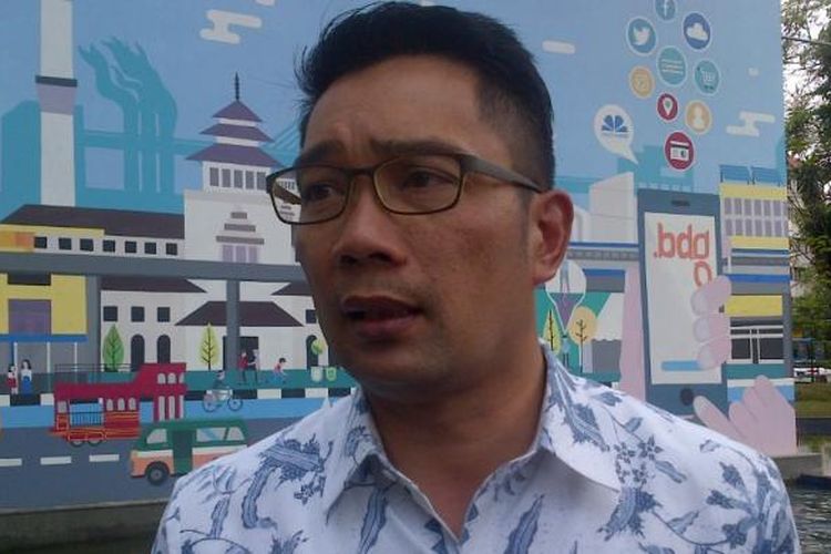 Wali Kota Bandung Ridwan Kamil saat meninjau kondisi Taman Sejarah Bandung, Selasa (24/1/2017). KOMPAS.com/DENDI RAMDHANI 