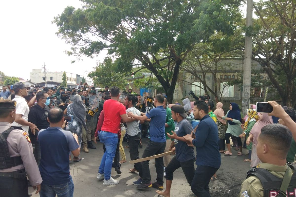 Penertiban pedagang kaki lima di Desa Mon Geudong, Kecamatan Banda Sakti, Kota Lhokseumawe, Provinsi Aceh, Senin (16/1/2023) rusuh