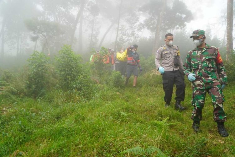 Evakuasi mayat wanita yang ditemukan di lereng Gunung Sumbing tepatnya di petak Perhutani Sidotopo, Kecamatan Kajoran, Kabupaten Magelang, Jawa Tengah, Selasa (14/6/2022).