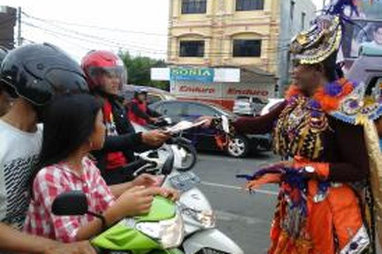 Komunitas Gaylam di Lampung membagi-bagikan stiker pasangan calon Presiden Jokowi pada pengguna jalan di kisaran Tugu Adipura, Bandarlampung pada Sabtu sore (5/7/2014).