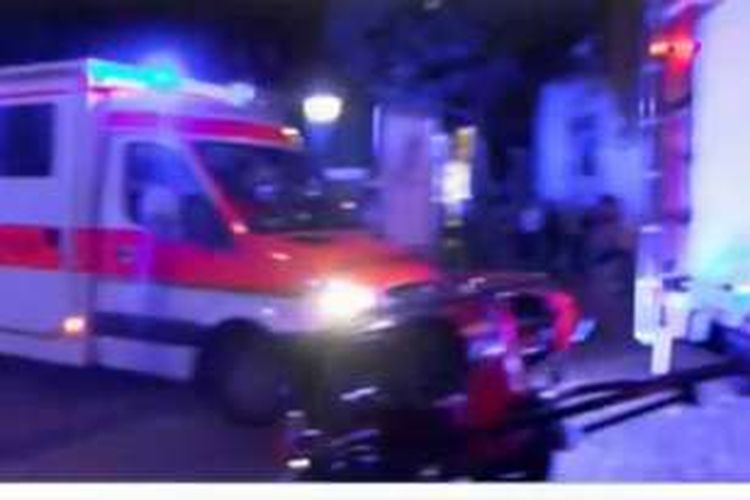 Sebuah ambulan tiba di lokasi ledakan di Kota Ansbach, Minggu malam. 