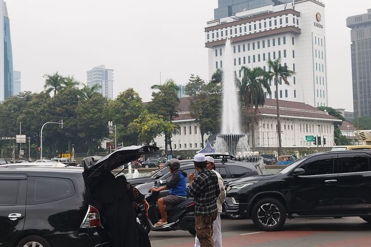 Jalanan padat di sekitar air mancur Patung Kuda, Gambir, Jakarta Pusat, Jumat (10/11/2023). (KOMPAS.com/XENA OLIVIA)
