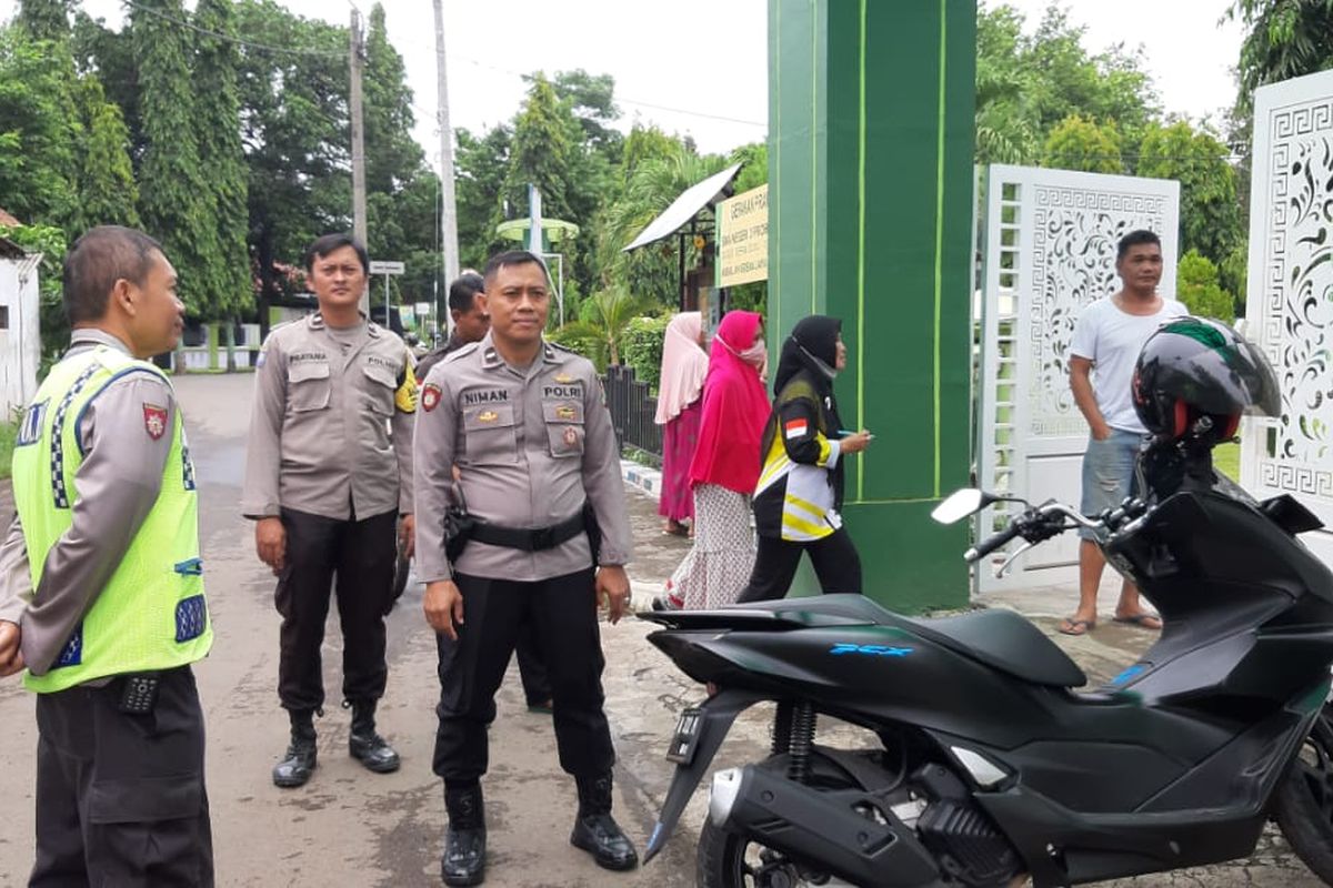 Tembok masjid yang sempat dilempar siswa. 