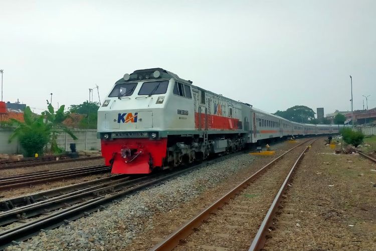 Truk Tronton Mogok di Perlintasan Rel Madiun, Perjalanan 4 KA Sempat Terlambat