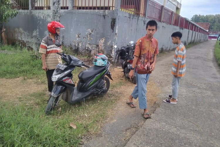Korban bersama orangtuanya mendatangi TKP pembegalan di Kemranjen, Kabupaten Banyumas, Jawa Tengah, Kamis (15/4/2024).