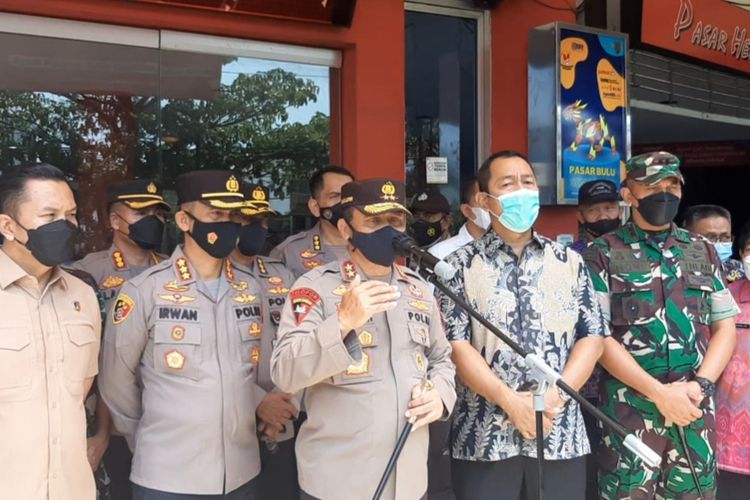 Wali Kota Semarang Hendrar Prihadi bersama Kapolda Jateng, Irjen Pol Ahmad Luthfi usai sidak stok minyak goreng di Pasar Bulu, Selasa (29/3/2022)