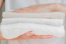 Tanpa Pemutih, Ini 4 Cara Menjaga Handuk Putih Tetap Cerah