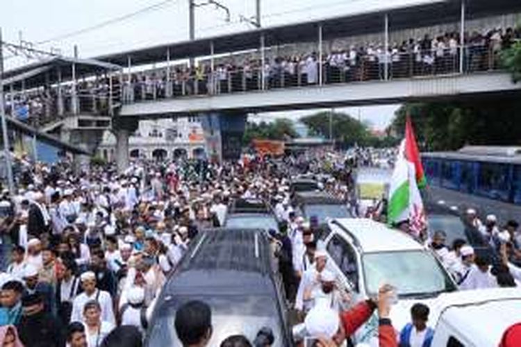Massa demonstran mulai bergerak menuju Istana Merdeka dan Balai Kota DKI, Jakarta Pusat, Jumat (4/11/2016). Massa menggelar aksi menuntut Polri untuk menegakkan hukum dan memproses Basuki Tjahaja Purnama atau Ahok terkait pernyataannya yang dinilai menyinggung umat muslim di Indonesia.