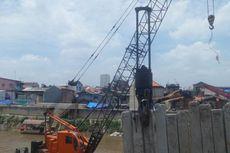 Sebuah Tiang Pancang Jatuh dan Menimpa Pekerja Proyek Normalisasi Kali Ciliwung