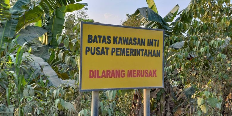 Papan plang batas KIPP IKN di di Desa di Desa Bumi Harapan Kecamatan Sepaku, Kabupaten Penajam Paser Utara (PPU), Kalimantan Timur (Kaltim).