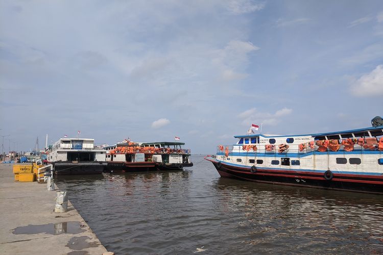 Kapal penyeberangan menuju Kepulauan Seribu yang bersandar di Dermaga Kali Adem, Penjaringan, Jakarta Utara