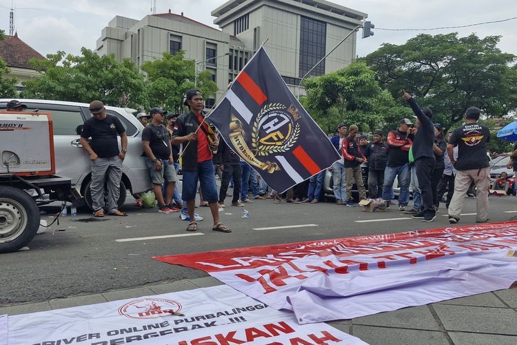Ratusan pengemudi ojek online berunjuk rasa di depan kantor Gubernur Jateng, Rabu (28/2/2024).