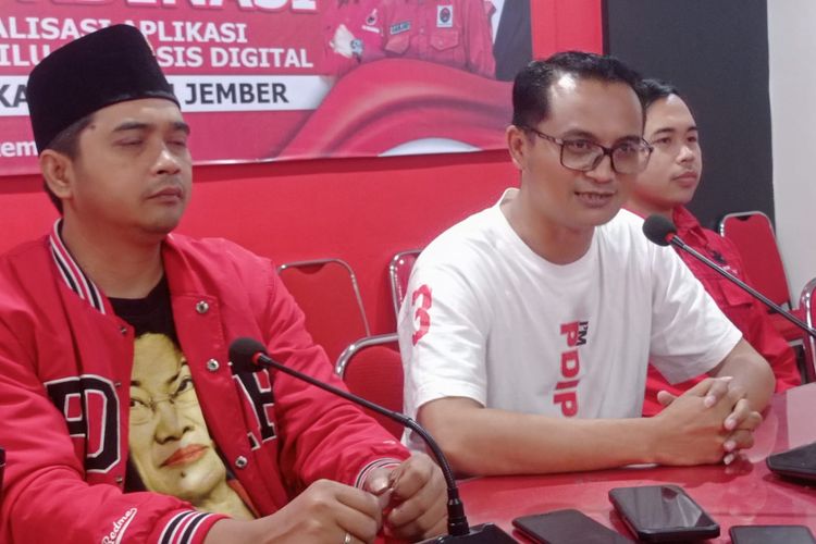 DPC PDI Perjuangan Kabupaten Jember saat memberikan keterangan di kantor DPC PDI-P Jember, Rabu (18/10/2023). PDI-P Jember menargetkan kemenangan Ganjar-Mahfud lebih dari 60 persen