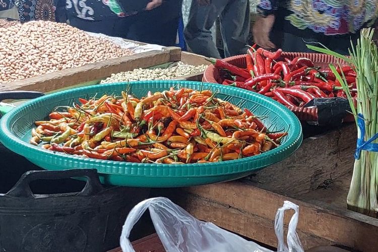 TPID yang dipimpin Sekda Kabupaten Sumenep, Edy Rasyadi melakukan sidak di pasar tradisional Anom, Kabupaten Sumenep, Jumat (10/1/2025).