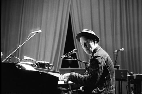 Lirik dan Chord Lagu In the Neighbourhood - Tom Waits