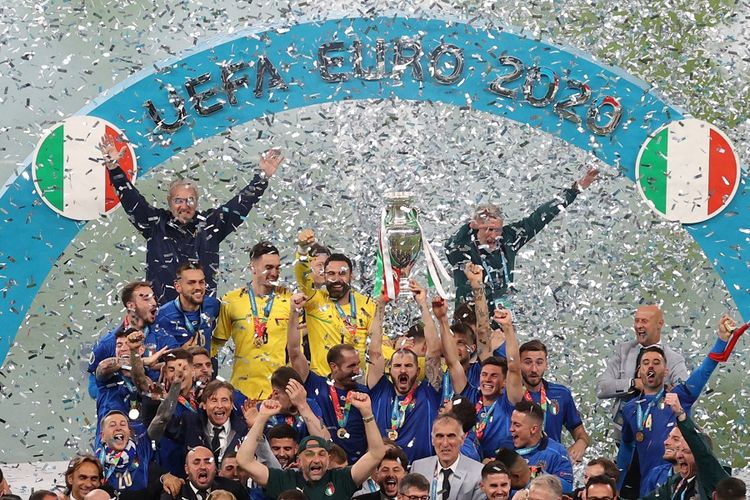 Bek Italia Leonardo Bonucci mengangkat trofi Euro 2020 usai Italia memenangi laga final Euro 2020 antara Italia vs Inggris di Stadion Wembley di London pada 12 Juli 2021. Hasil Italia vs Inggris 3-2. Hasil final Euro 2020.