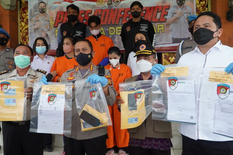 Polisi menunjukkan barang bukti atas kasus tiga orang wisatawan tujuan Jakarta yang memalsukan surat PCR. 