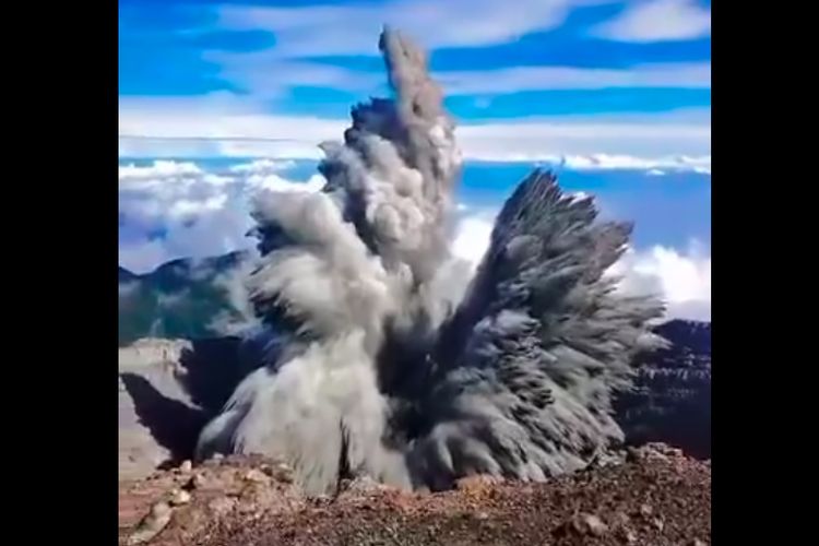 Gunung Api Dempo kota Pagar Alam, Sumatera Selatan mengalami erupsi pada Senin (21/8/2023) .