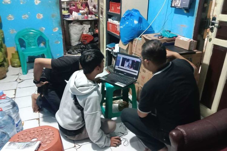 Sejumlah petugas tengah melakukan penyelidikan di Rumah Neulis Daningrum (52) di Kampung Ciburial, Desa Soreang, Kecamatan Soreang, Kabupaten Bandung, Jawa Barat yang disatroni maling pada Rabu kemarin