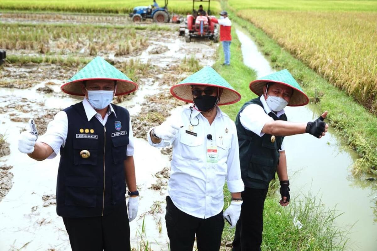 Menteri Pertanian Syahrul Yasin Limpo bersama Gubernur Sumatera Selatan Herman Deru saat menghadiri panen raya di Kabupaten Ogan Komering Ulu (OKU) Timur.