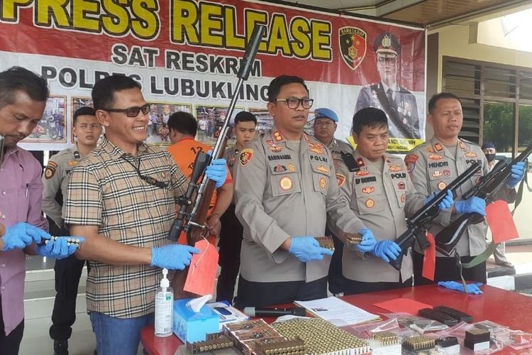 Kapolres Lubuk Linggau AKBP Harissandi saat melakukan gelar perkara terkait ungkap kasus kepemilikan senpi ilegal oleh oknum anggota Perbakin Musi Rawas, Sumatera Selatan, Selasa (9/8/2022).