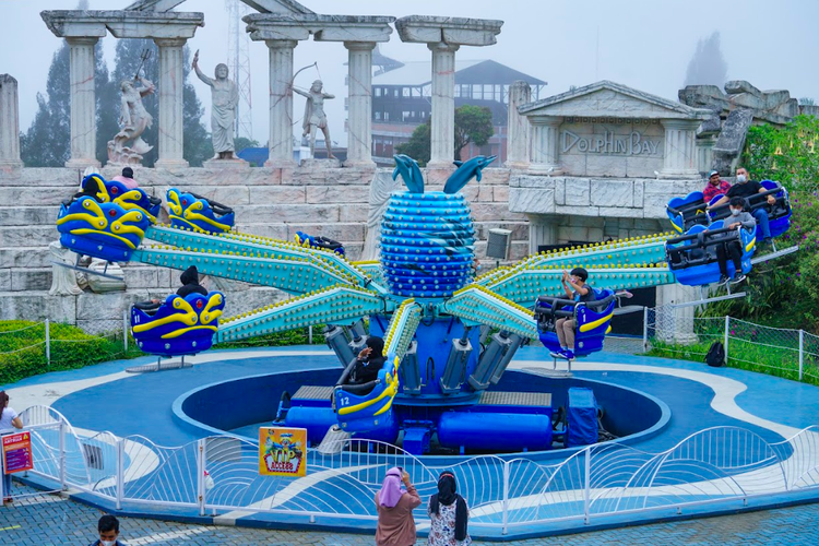 Salah satu wahana di Mikie Funland, theme park terbesar di Sumatera Utara yang berlokasi di Berastagi, Kabupaten Karo.