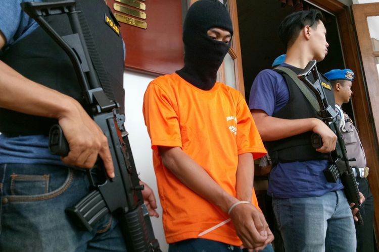 AR, berkaos jingga, dikawal petugas saat rilis kasus narkoba di Mapolrestabes Bandung, Kota Bandung, Jawa Barat, Kamis (4/1/2018).  