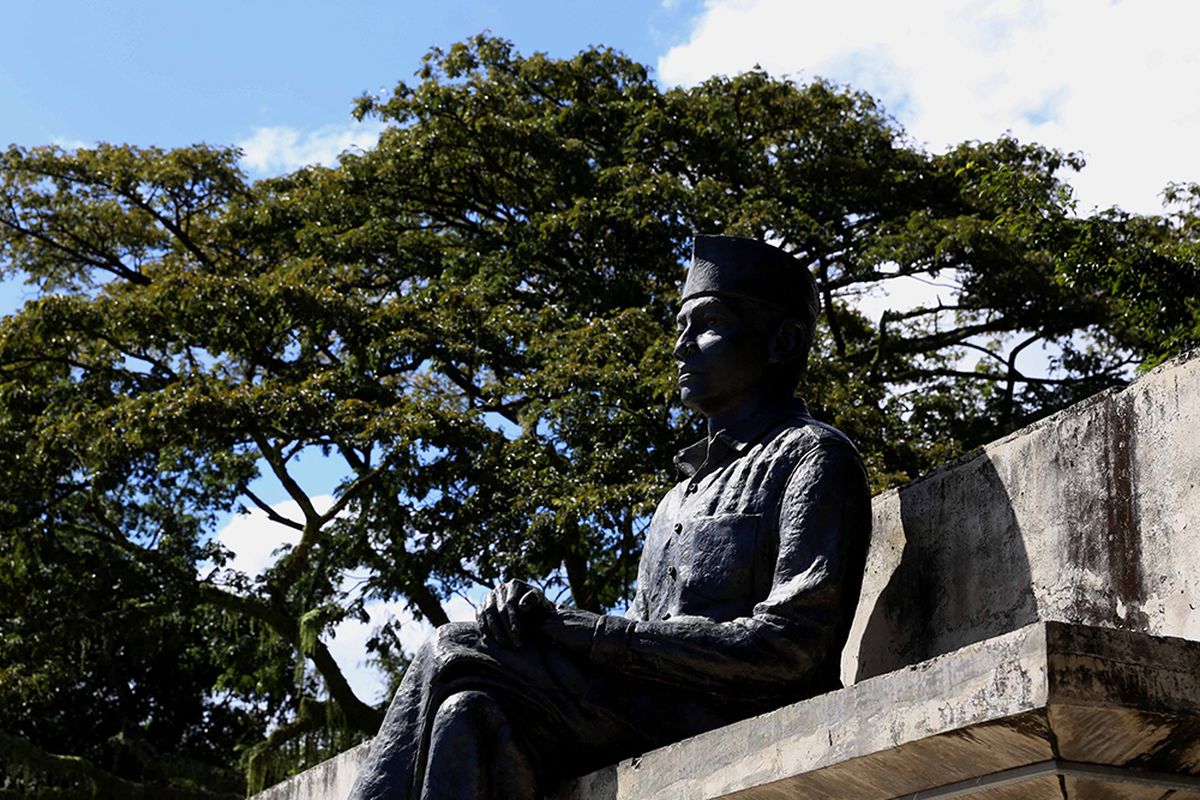 Patung Bung Karno di samping pohon sukun di kompleks Pelabuhan Bung Karno, Ende, Pulau Flores, Nusa Tenggara Timur, Kamis (11/7/2016). Kota ini menyimpan sejarah panjang perihal sepak terjang Ir Soekarno atau Bung Karno selama empat tahun (14 Januari 1934 hingga 18 Oktober 1938) menjalani pengasingan.
