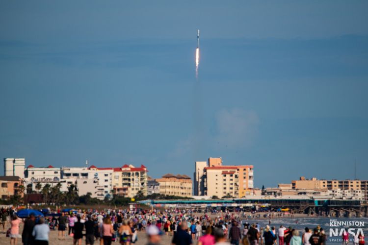 Roket Falcon 9 milik SpaceX berhasil membawa ratusan satelit kecil untuk ditempatkan di orbit. Penerbangan roket ini dapat disaksikan oleh penduduk setempat.