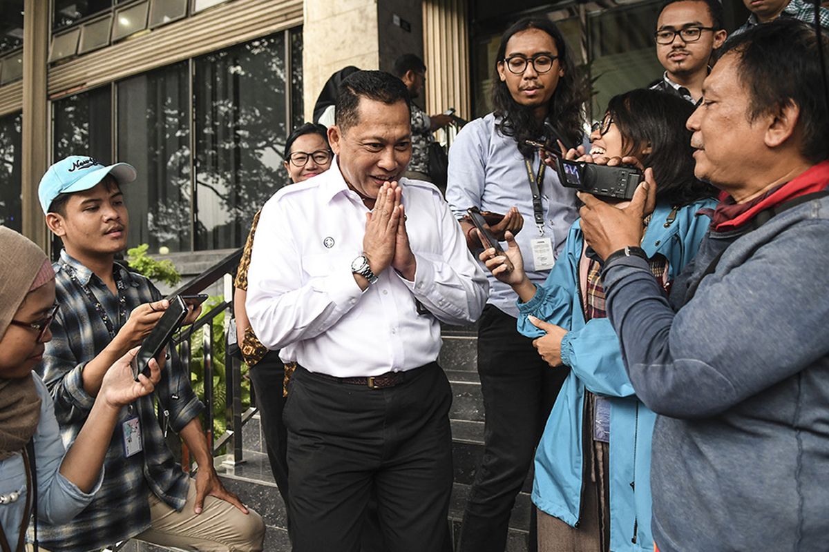 Direktur Utama Perum Bulog Budi Waseso menjawab pertanyaan wartawan usai mengikuti Rapat Koordinasi (Rakor) tentang Kebijakan Stimulus ke-2 Dampak COVID-19 di kantor Kemenko Perekonomian, Jakarta, Rabu (11/3/2020). Dalam Rakor tersebut dihasilkan beberapa hal salah satunya mencangkup PPH Pasal 21 yang akan ditanggung Pemerintah untuk industri.