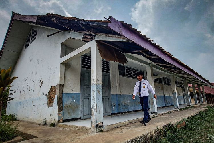 Seorang siswa SMP Negeri 1 Cipongkor, Bandung Barat melintas bangunan ruang kelas yang terancam ambruk, Selasa (6/9/2022).