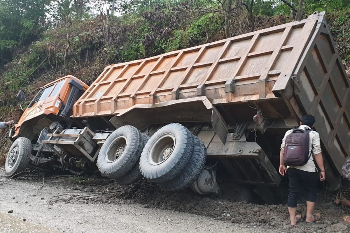 Truk mengangkut materialdi terguling dan mengakibatkan satu orang meninggal di Desa Blang Pante, Kecamatan Paya Bakong, Kabupaten Aceh Utara, Selasa (1/10/2019). 