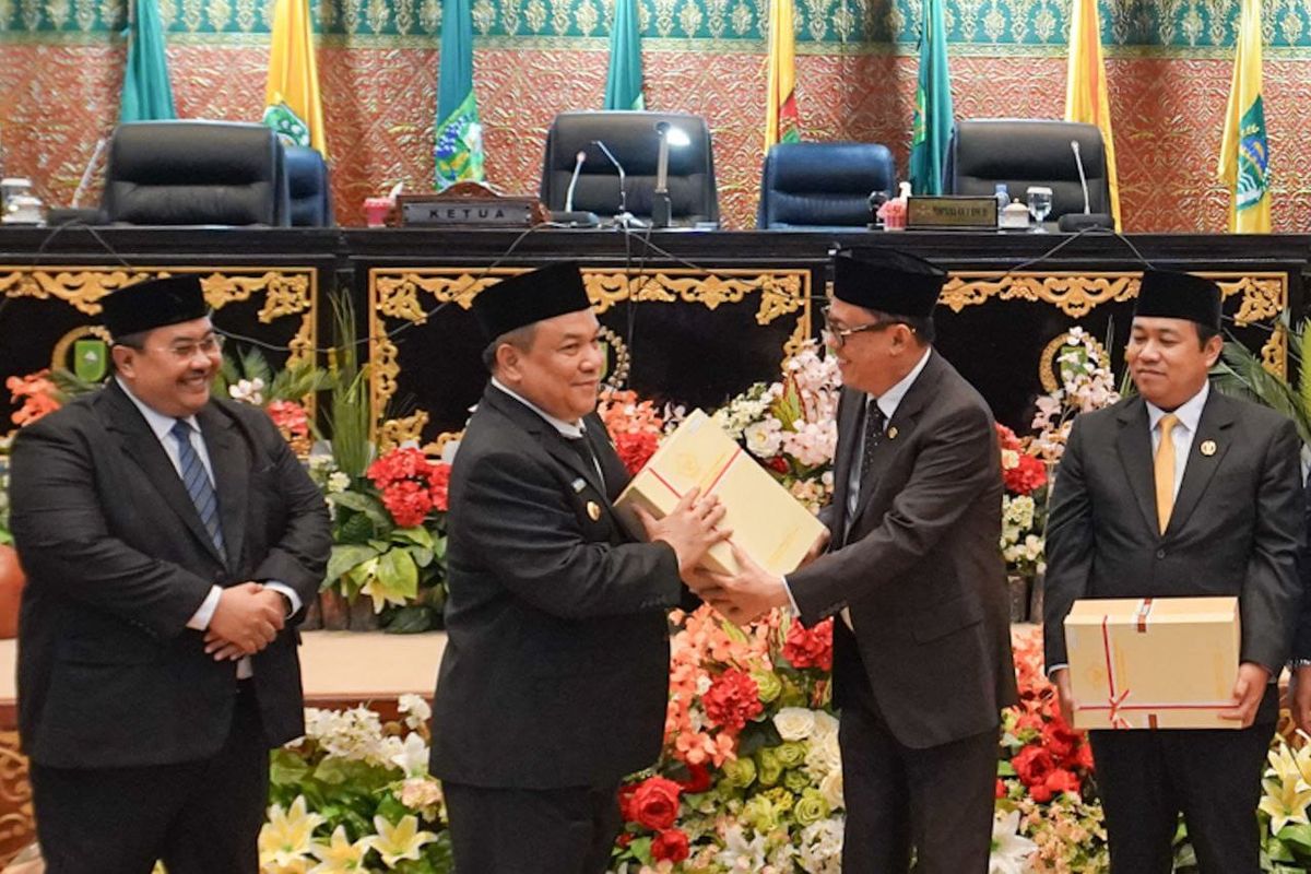 Penjabat (Pj) Gubernur Riau SF Hariyanto menerima opini Wajar Tanpa Pengecualian (WTP) ke-13 kalinya dari Anggota V Badan Pemeriksa Keuangan (BPK) Republik Indonesia (RI) Ahmadi Noor Supit di Ruang Rapat Paripurna DPRD Provinsi Riau, Kota Pekanbaru, Kamis (30/5/2024)